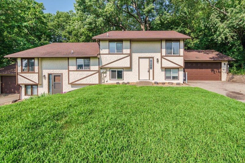 5410 W Old Shakopee Cir, Bloomington, MN 55437