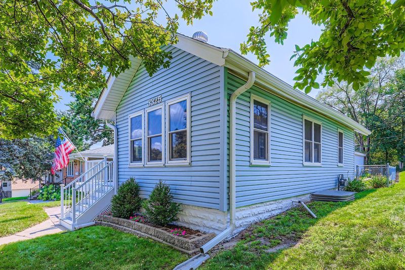 3325 30th Ave N, Robbinsdale, MN 55422