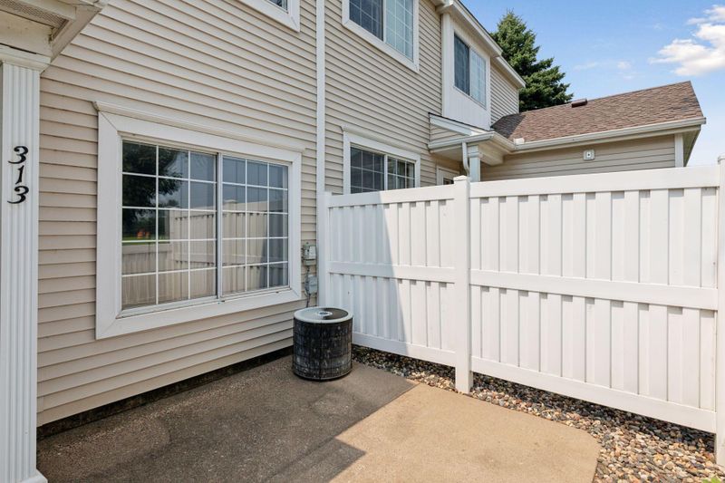 313 Leeward Trl, Woodbury, MN 55129