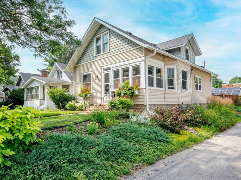 2077 Selby Ave, Saint Paul, MN 55104
