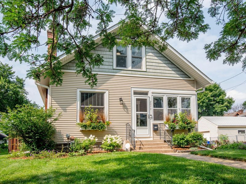 2077 Selby Ave, Saint Paul, MN 55104