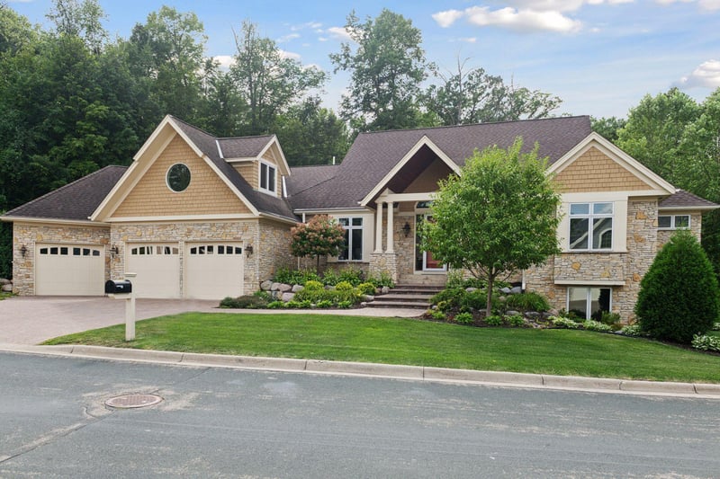 8950 Mariabo Cir, Bloomington, MN 55438