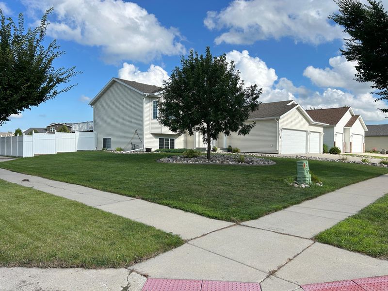 3808 13th St S, Moorhead, MN 56560