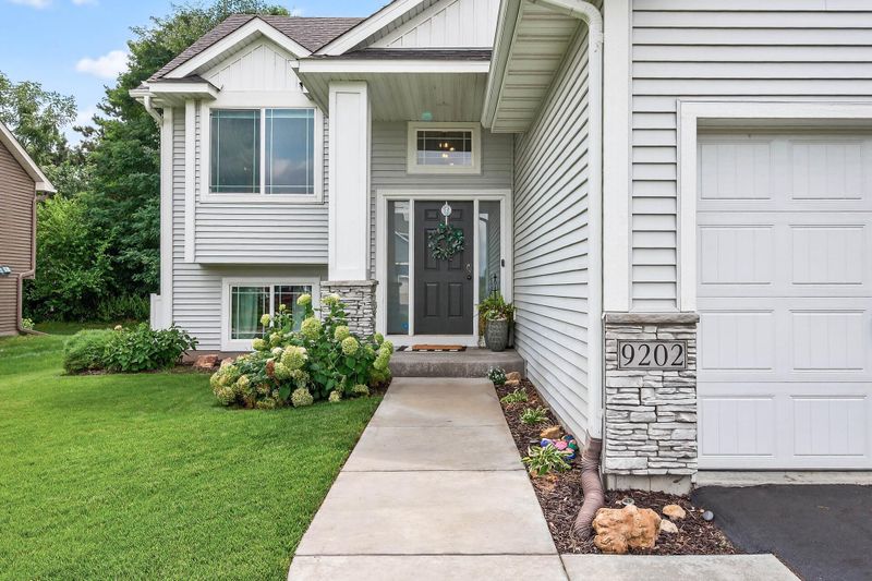 9202 Hamlet Ave S, Cottage Grove, MN 55016