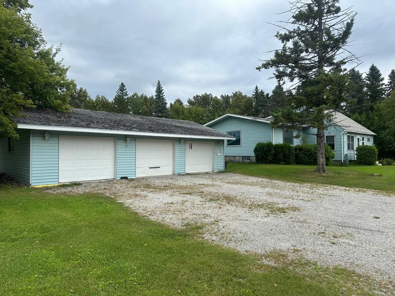 301 Pleasant Ave NW, Warroad, MN 56763