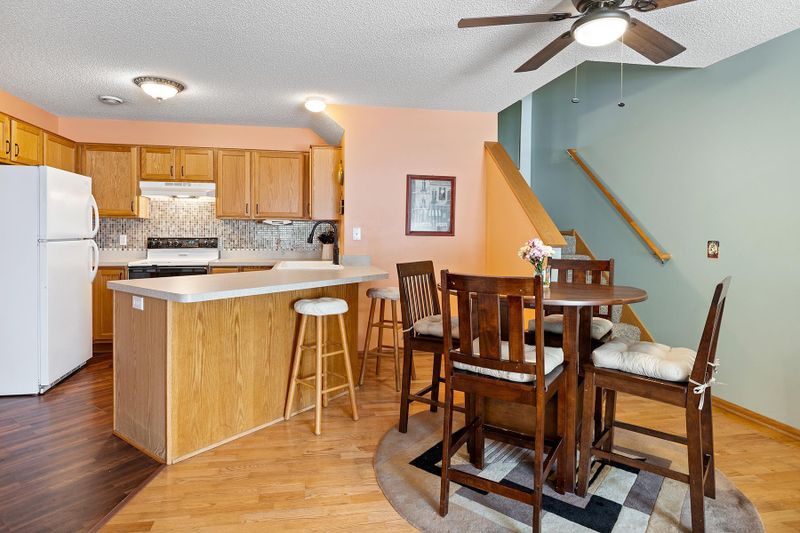 8590 Quarry Ridge Ln #B, Woodbury, MN 55125