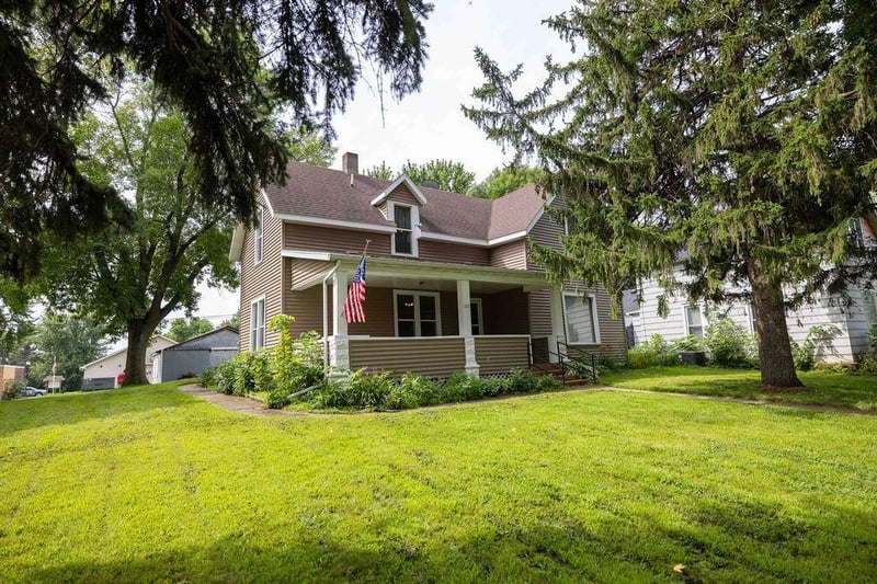 105 Park Ave NW, Elysian, MN 56028