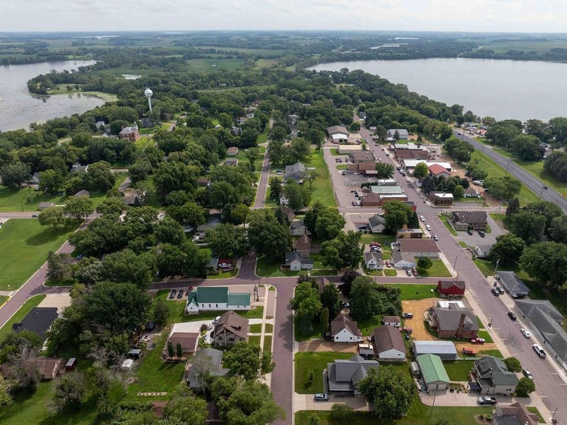 105 Park Ave NW, Elysian, MN 56028