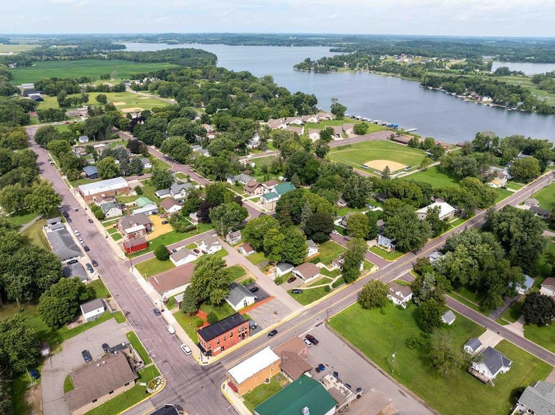 105 Park Ave NW, Elysian, MN 56028