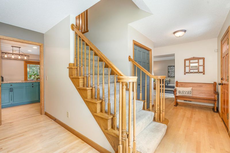 8042 Galway Rd, Woodbury, MN 55125