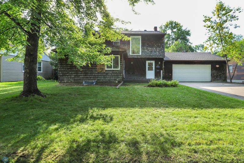 1611 13th St S, Moorhead, MN 56560