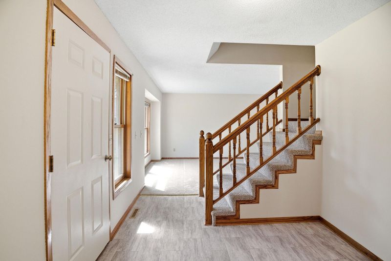 1053 Kettle Creek Rd, Eagan, MN 55123