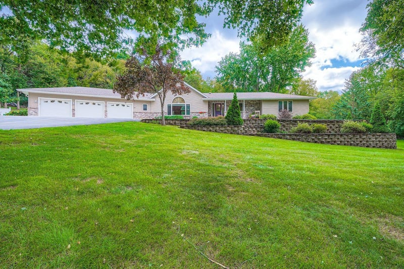28800 Gaylord Ave, Cannon Falls, MN 55009