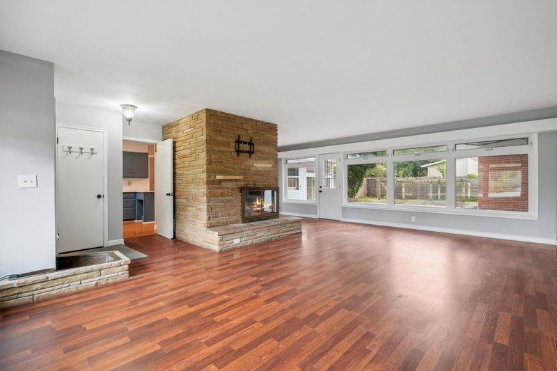 668 Viking Dr E, Maplewood, MN 55117