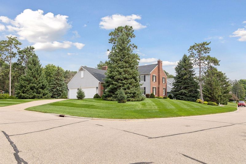 8160 Emerald Ln, Woodbury, MN 55125