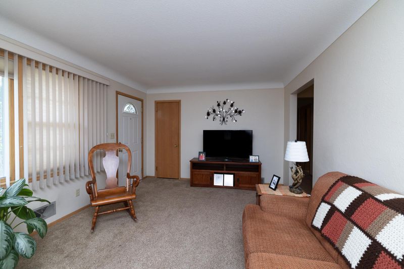 1687 Rosewood Ave N, Maplewood, MN 55109