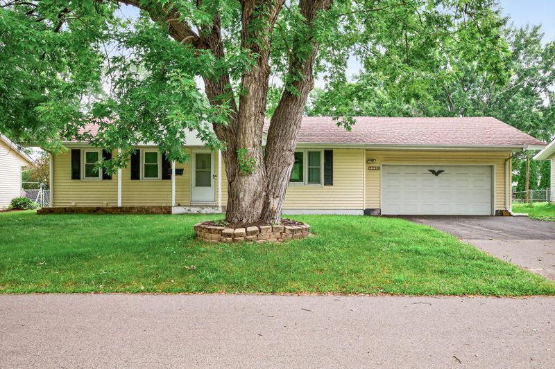7716 Regent Ave N, Brooklyn Park, MN 55443