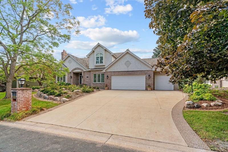 7031 Kenmare Dr, Bloomington, MN 55438