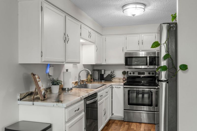 7803 Glenda Ct, Apple Valley, MN 55124