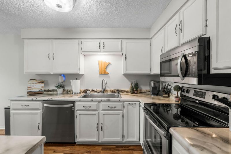 7803 Glenda Ct, Apple Valley, MN 55124