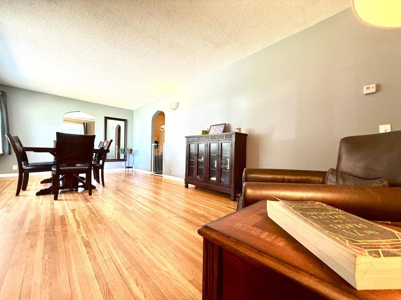 698 Grafton Ave N, Oakdale, MN 55128