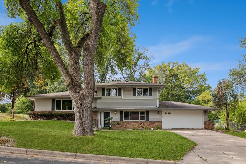 10930 Radisson Dr, Burnsville, MN 55337