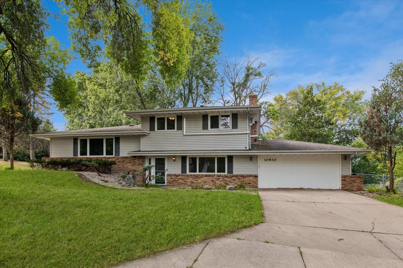 10930 Radisson Dr, Burnsville, MN 55337