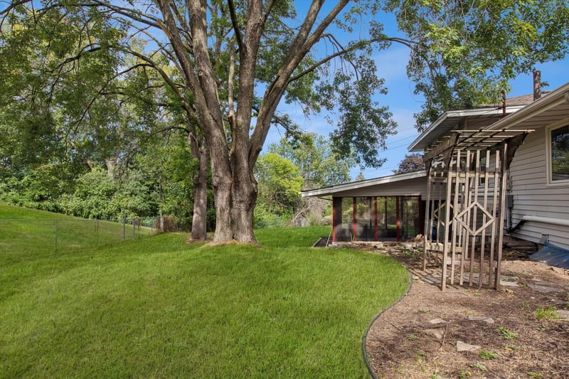 10930 Radisson Dr, Burnsville, MN 55337