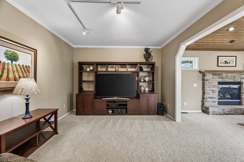 9376 Newcastle Rd, Woodbury, MN 55125