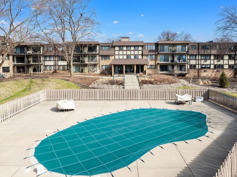 205 Barry Ave S #208, Wayzata, MN 55391