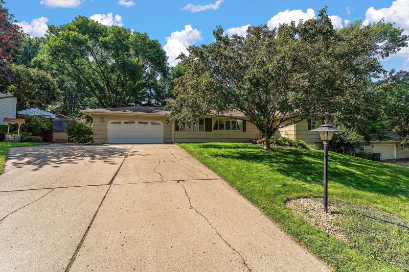 1905 W 140th St, Burnsville, MN 55337