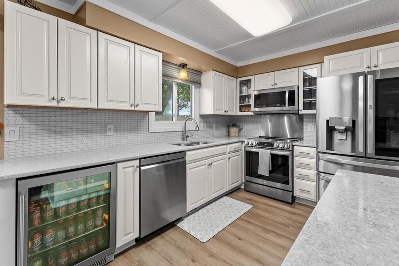 16550 Terrey Pine Dr, Eden Prairie, MN 55347