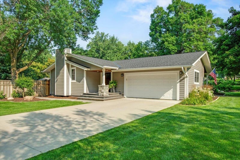 5536 Mirror Lakes Dr, Edina, MN 55436