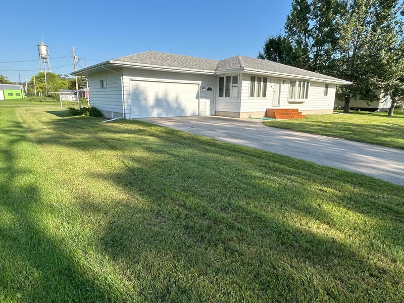 306 3rd St, Shelly, MN 56581