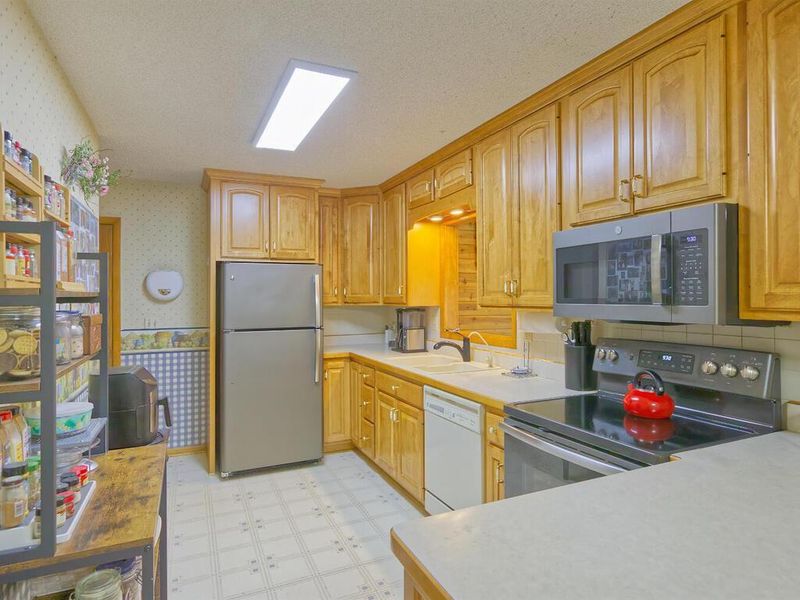 116 Fairlawn Ave E, Winsted, MN 55395
