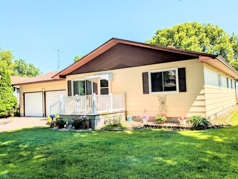 204 SE 5th St SE, Barnesville, MN 56514