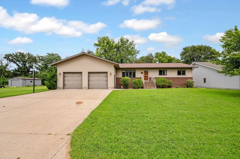 102 Ringer Dr, Sherburn, MN 56171