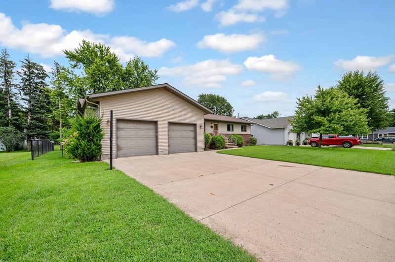 102 Ringer Dr, Sherburn, MN 56171