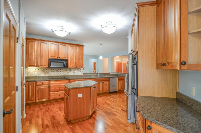 5225 Grandview Sq #114, Edina, MN 55436
