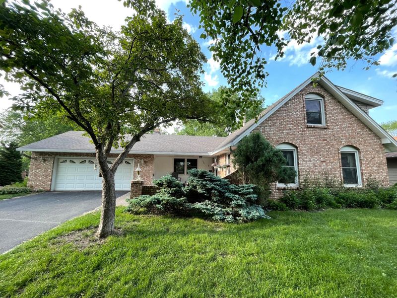 1281 Carlson Lake Ln, Eagan, MN 55123