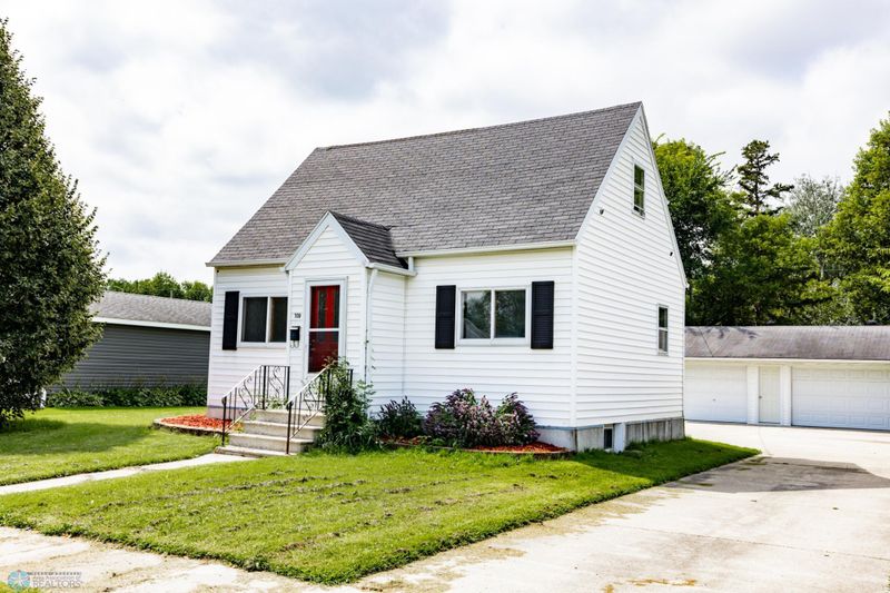 709 13th St N, Moorhead, MN 56560