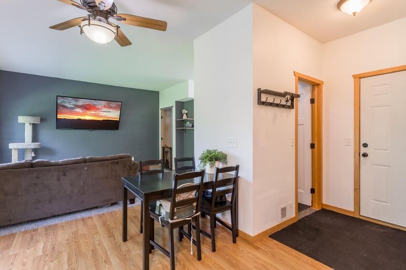 1307 County Road D Cir E, Vadnais Heights, MN 55109
