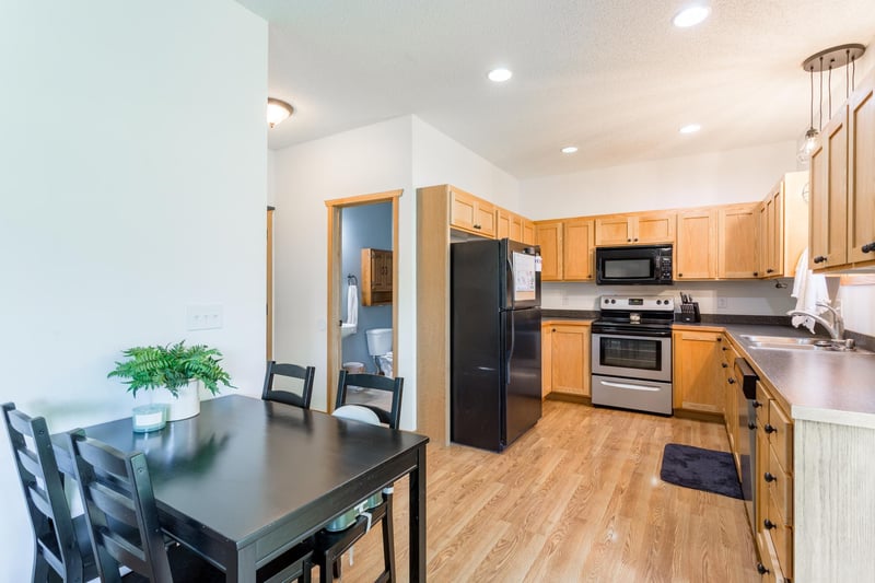 1307 County Road D Cir E, Vadnais Heights, MN 55109