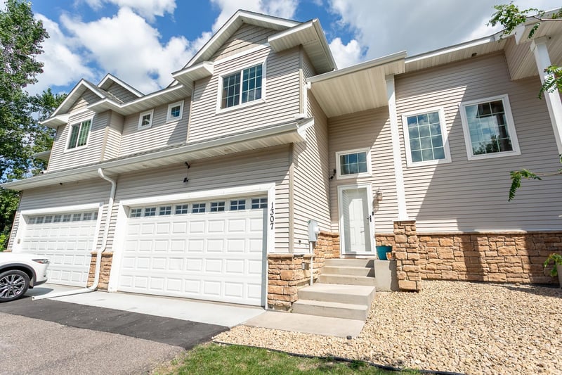 1307 County Road D Cir E, Vadnais Heights, MN 55109