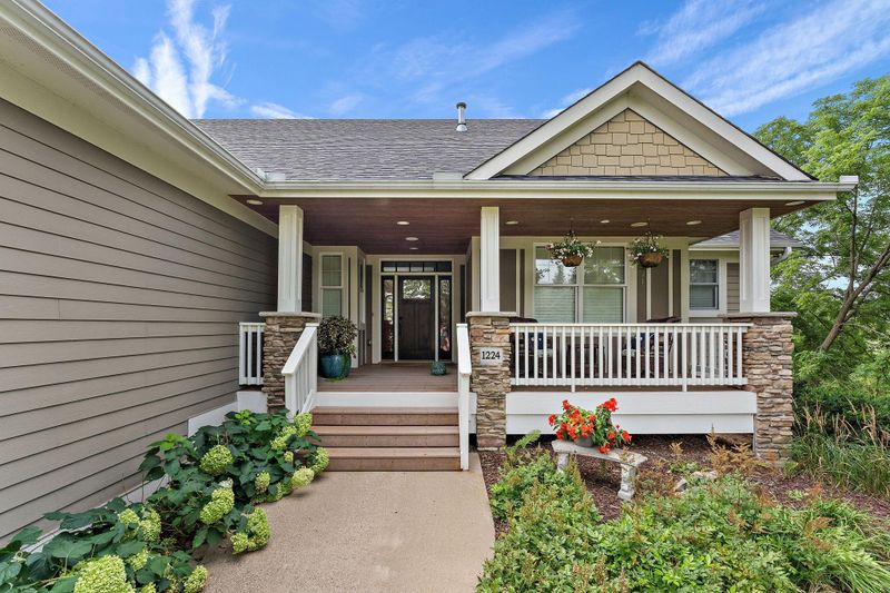 1224 Saint Johns Dr, Woodbury, MN 55129