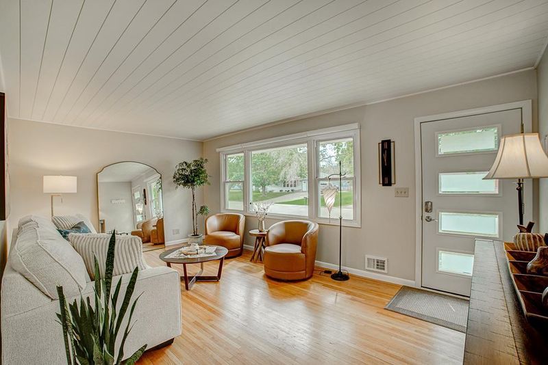 93 Martin Way, Vadnais Heights, MN 55127