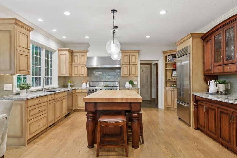 5470 Carrie Ln, Shorewood, MN 55331