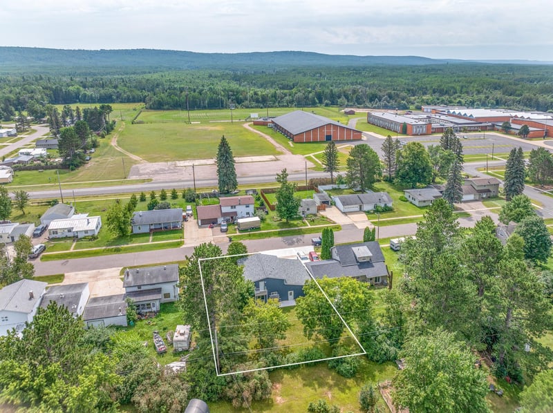 27 Astor Rd, Babbitt, MN 55706