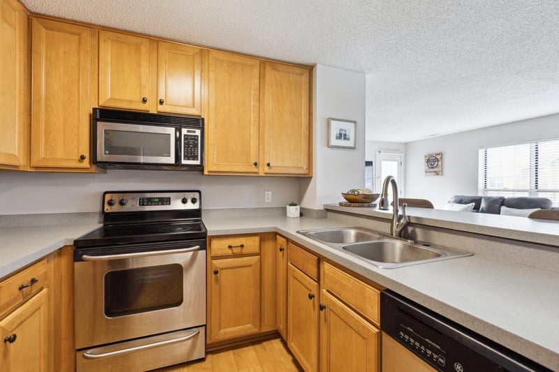 6048 Chasewood Pw #204, Minnetonka, MN 55343