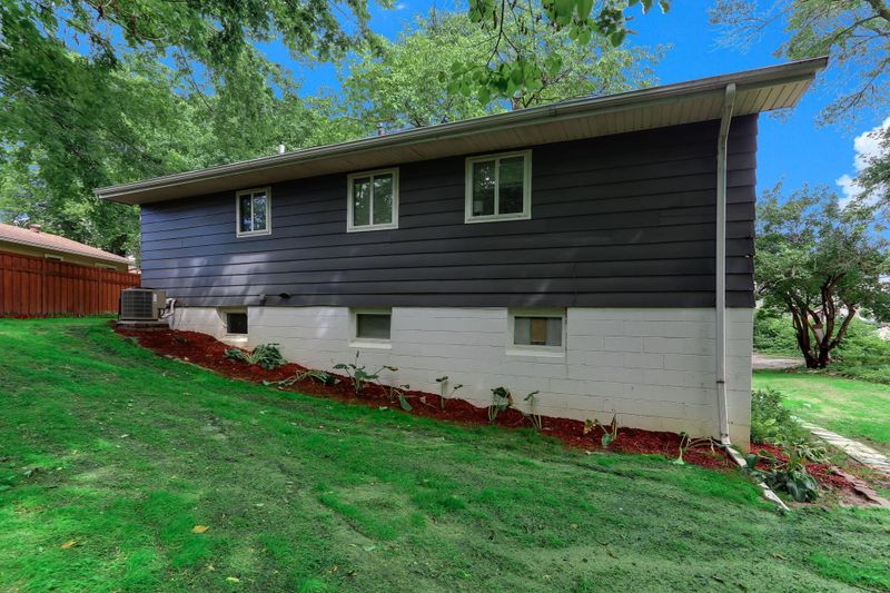 2757 Anglessly Ln, Mound, MN 55364